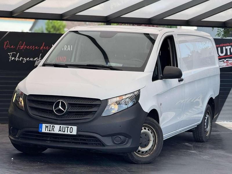 Weiß Gebraucht 2019 Mercedes Vito Van / Kleinbus | 20.900 € (Fairer Preis) - Bild 1/4