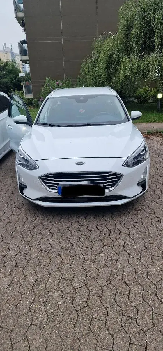 Używany Ford Focus Cool & Connect 120 KM (88 kW) 2019 Biały Sedan/Limuzyna