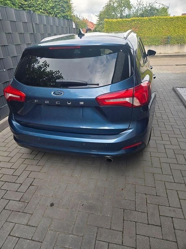 Blau Gebraucht 2019 Ford Focus Titanium Kombi | 16.950 € (Etwas zu teuer) - Bild 1/4