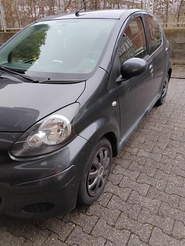 Gebraucht Toyota Aygo 68 PS (50 kW) 2009 Grau Kleinwagen