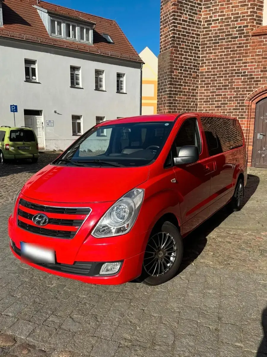 Gebraucht Hyundai H-1 170 PS (125 kW) 2017 Rot Van / Kleinbus