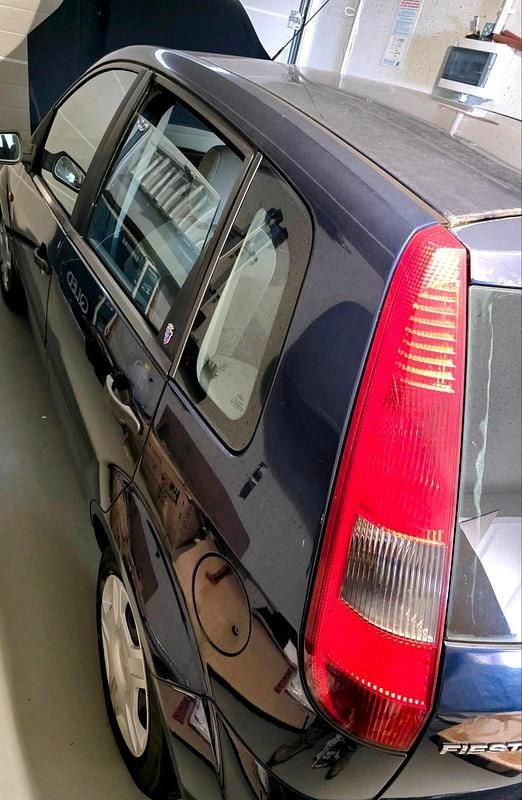 Blau Gebraucht 2003 Ford Fiesta Limousine | 1.750 € (Fairer Preis) - Bild 1/4