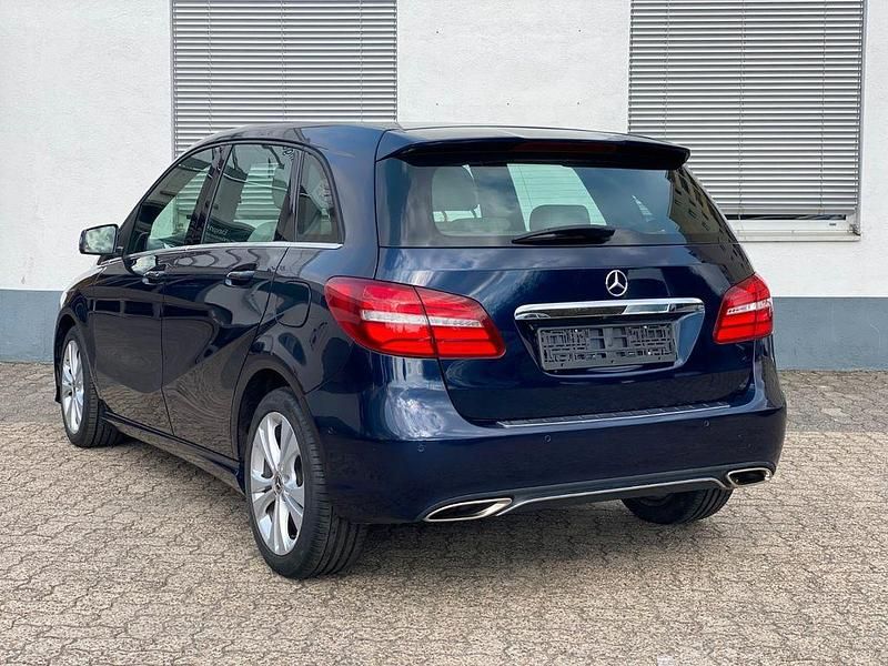 Gebraucht Mercedes B200 156 PS (114 kW) 2018 Blau Van / Kleinbus