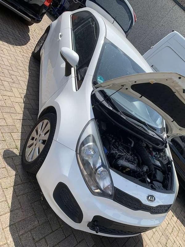 Gebraucht Kia Rio 75 PS (55 kW) 2012 Weiß Limousine