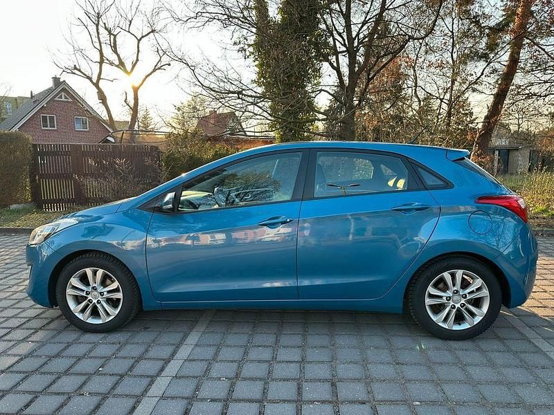 Gebraucht Hyundai i30 Classic 99 PS (72 kW) 2012 Blau Limousine