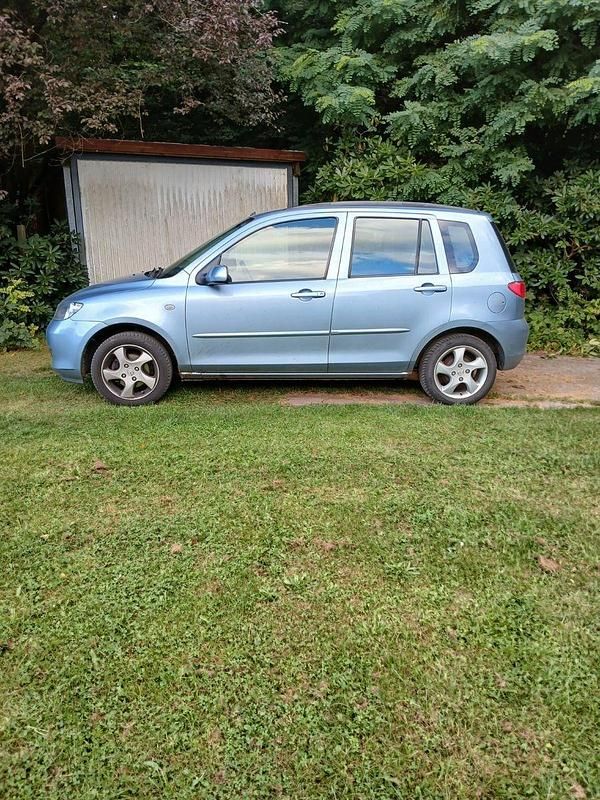 Silber Gebraucht 2004 Mazda 2 Kleinwagen | 555 € (Superpreis) - Bild 1/4