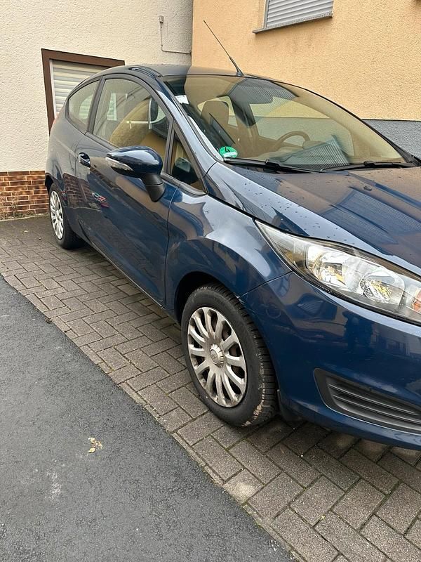 Gebraucht Ford Fiesta 75 PS (55 kW) 2014 Blau Kleinwagen