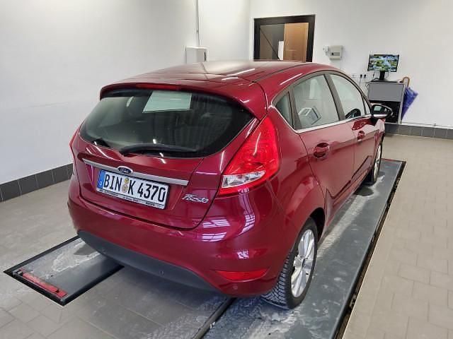 Gebraucht Ford Fiesta Titanium 97 PS (71 kW) 2011 Rot Limousine
