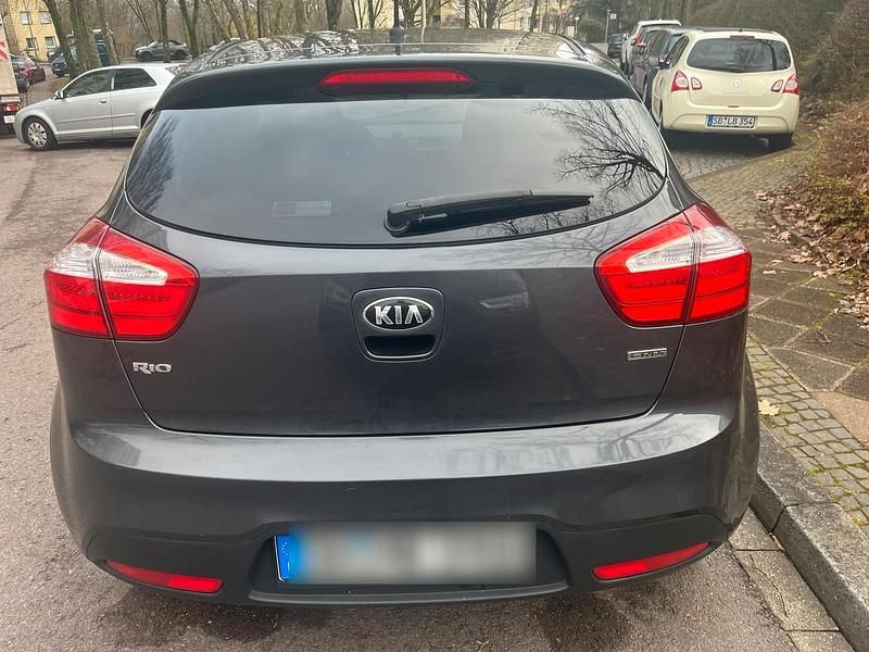 Gebraucht Kia Rio 90 PS (66 kW) 2014 Grau Kleinwagen