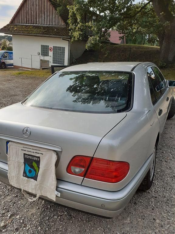 Silber Gebraucht 1999 Mercedes 240 Limousine | 3.450 € (Fairer Preis) - Bild 1/4