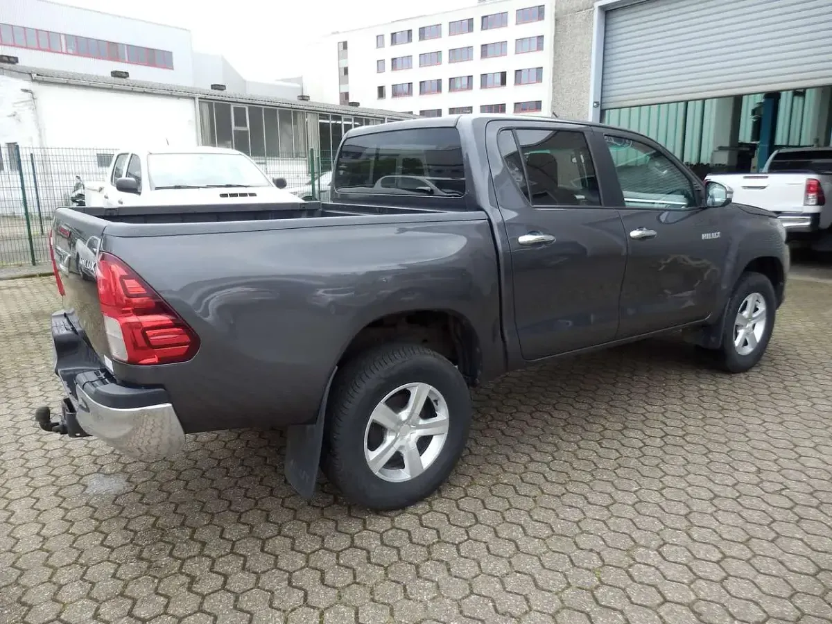 Gebraucht Toyota HiLux Cool 150 PS (110 kW) 2017 Grey metallic Pickup