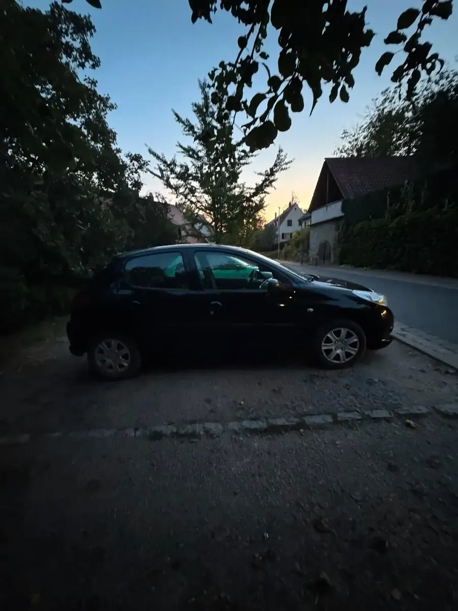 Gebraucht Peugeot 206+ 75 PS (55 kW) 2009 Schwarz Kleinwagen