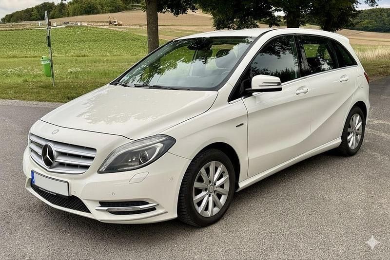 Weiß Gebraucht 2011 Mercedes B200 Van / Kleinbus | 10.500 € (Fairer Preis) - Bild 1/4