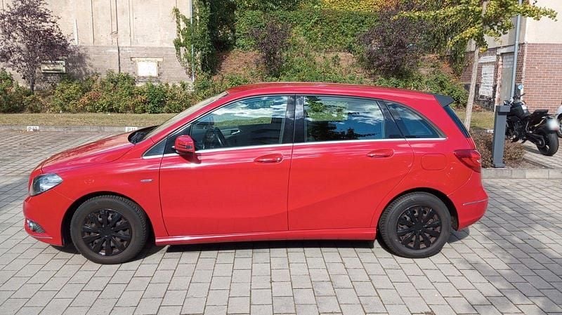 Gebraucht Mercedes B180 122 PS (89 kW) 2012 Rot Van / Kleinbus