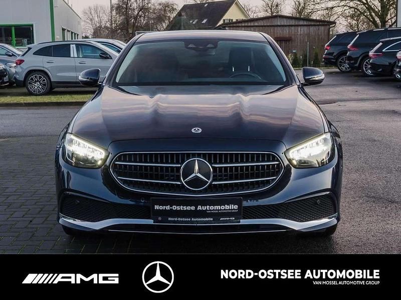Gebraucht Mercedes E220 Avantgarde 200 PS (147 kW) 2022 Metalliclack nautikblau Limousine