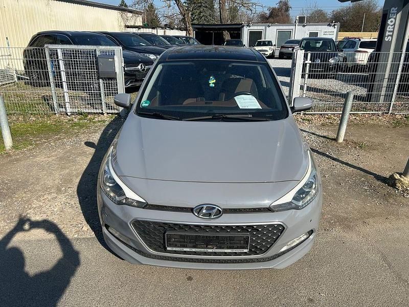 Gebraucht Hyundai i20 Style 101 PS (74 kW) 2016 Grau Limousine
