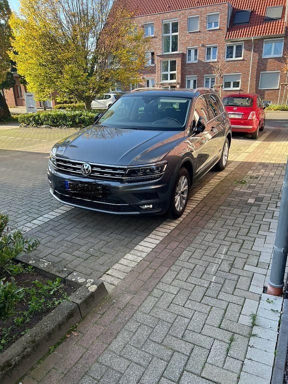 Grau Gebraucht 2017 VW Tiguan SUV | 21.900 € (Fairer Preis) - Bild 1/4