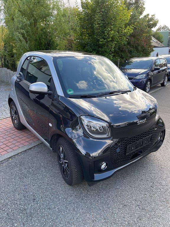 Schwarz Gebraucht 2023 Smart ForTwo Electric Drive Passion Coupé | 12.850 € (Guter Preis) - Bild 1/4