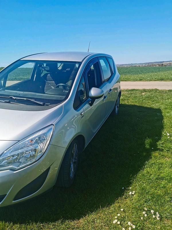 Gebraucht Opel Meriva 101 PS (74 kW) 2013 Silber Van / Kleinbus