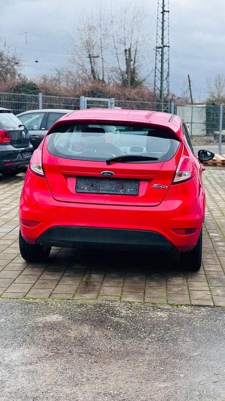 Gebraucht Ford Fiesta Titanium 80 PS (58 kW) 2014 Rot Kleinwagen