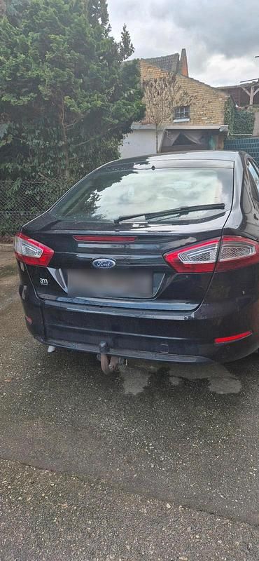 Gebraucht Ford Mondeo 145 PS (106 kW) 2011 Schwarz Limousine