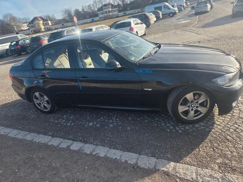 Gebraucht BMW 318 143 PS (105 kW) 2011 Schwarz Limousine