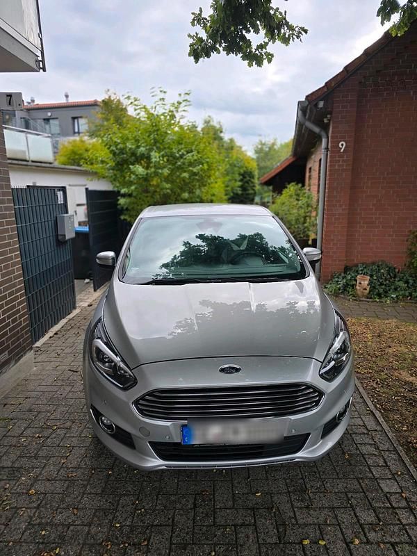 Grau Gebraucht 2017 Ford S-MAX S Van / Kleinbus | 10.800 € (Fairer Preis) - Bild 1/4