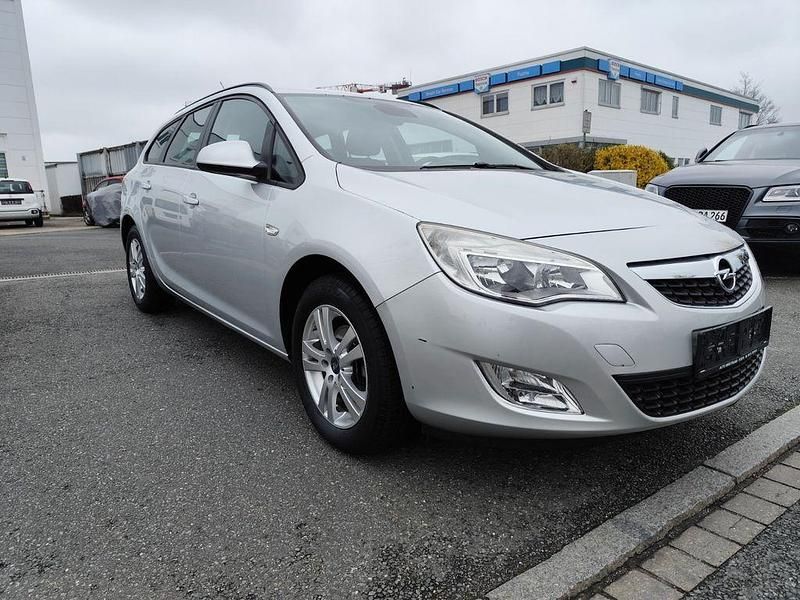 Gebraucht Opel Astra Edition 140 PS (102 kW) 2012 Silber Kombi