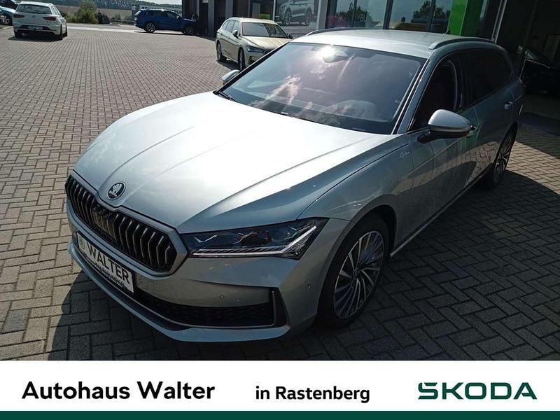 Pebble silver Neu 2025 Skoda Superb LAURIN & KLEMENT Kombi | 50.990 € (Teuer) - Bild 1/4