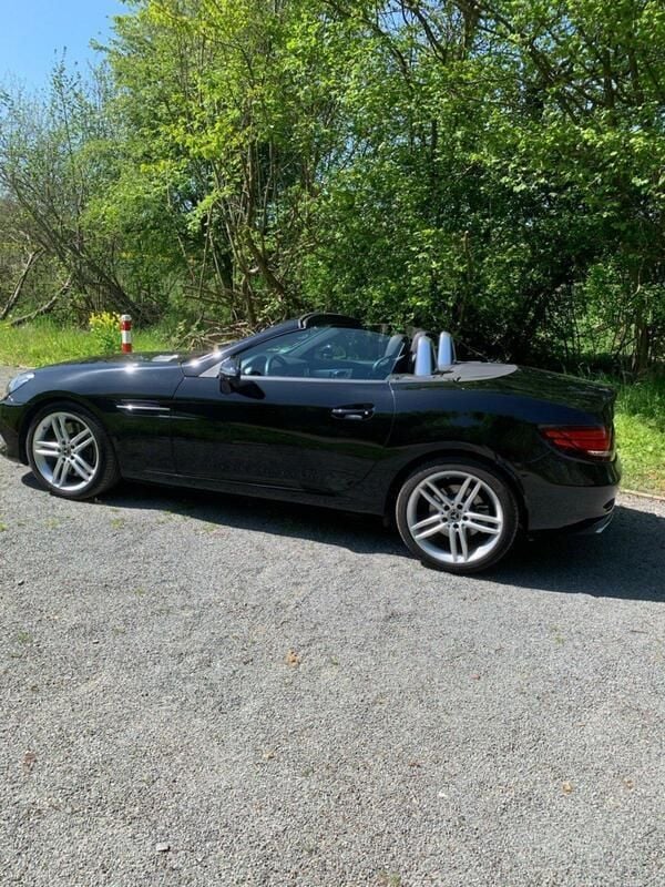 Schwarz Gebraucht 2017 Mercedes SLC180 Cabrio | 32.400 € (Teuer) - Bild 1/4