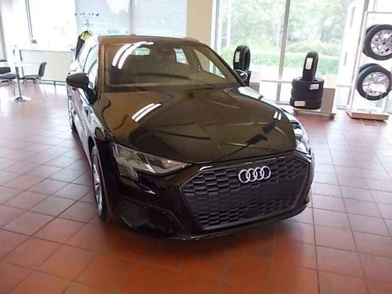 Schwarz brillantschwarz Gebraucht 2024 Audi A3 Sportback Limousine | 27.750 € (Superpreis) - Bild 1/4