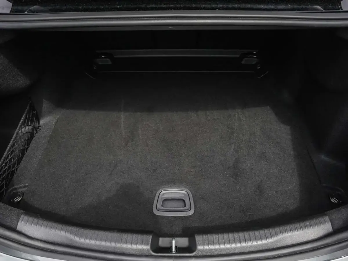 Gebraucht Mercedes C300 Avantgarde 265 PS (194 kW) 2024 Selenitgrau Limousine