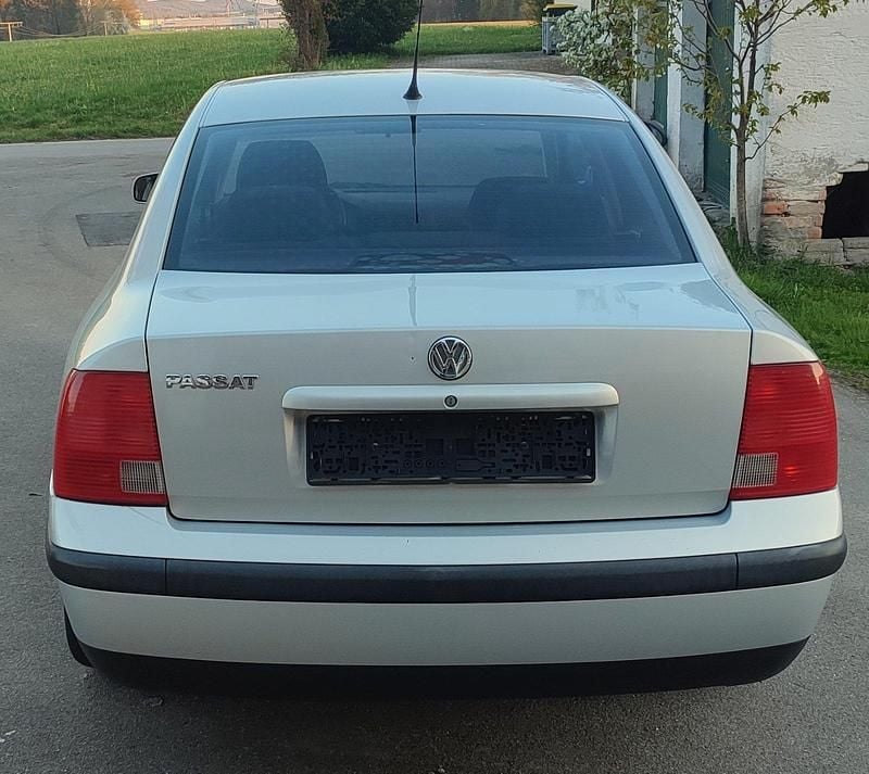 Second-hand VW Passat 125 CP (91 kW) 2000 Argintiu Berlinǎ