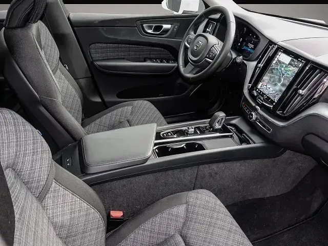 Gebraucht Volvo XC60 Core 197 PS (144 kW) 2023 Weiß SUV
