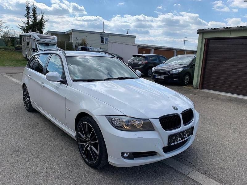 Weiß Gebraucht 2009 BMW 318 Sport Line Kombi | 3.800 € (Guter Preis) - Bild 1/4