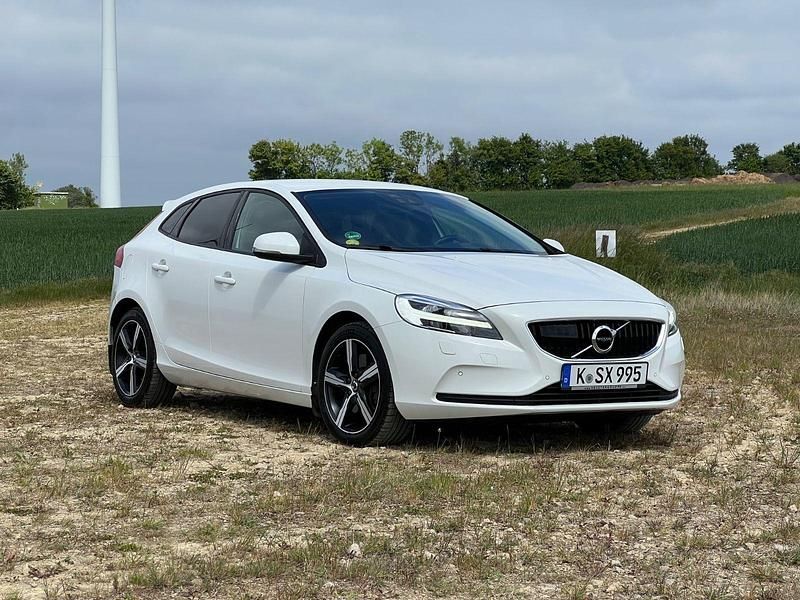 Weiß Gebraucht 2017 Volvo V40 Momentum Kombi | 11.000 € - Bild 1/4