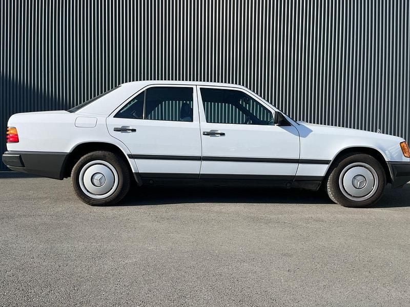 Gebraucht Mercedes E260 160 PS (117 kW) 1987 Weiß Limousine