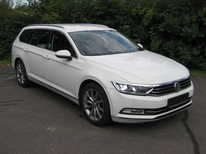 Weiß Gebraucht 2017 VW Passat Highline Kombi | 13.390 € (Guter Preis) - Bild 1/4