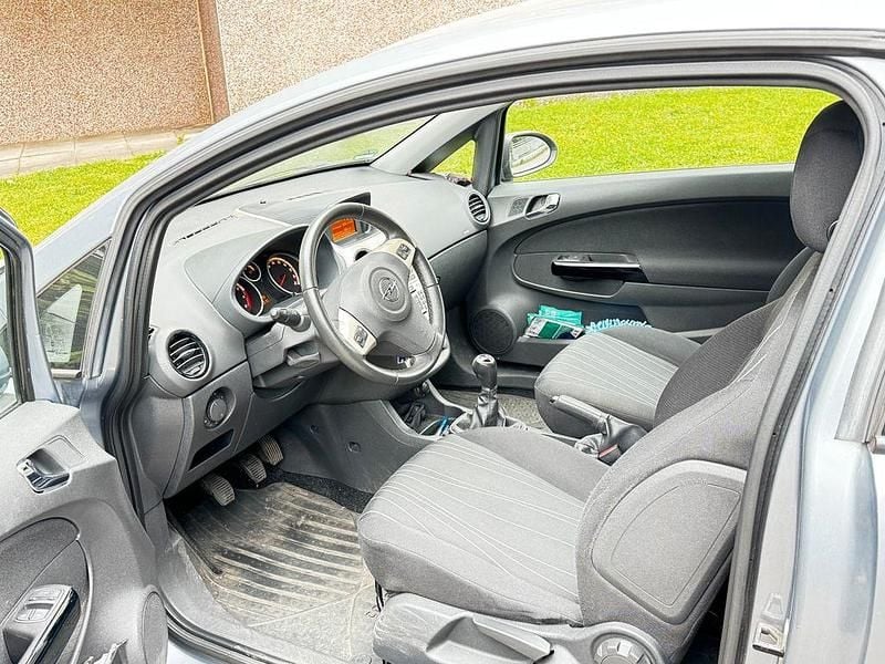 Silber Gebraucht 2007 Opel Corsa Limousine | 4.000 € (Etwas zu teuer) - Bild 1/4