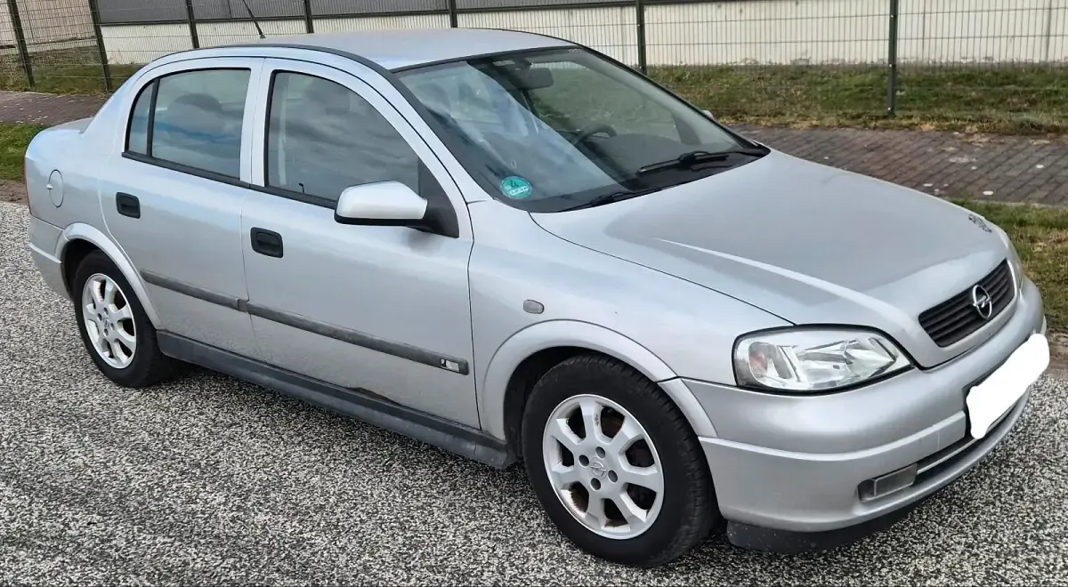 Usado Opel Astra Comfort 101 HP (74 kW) 2001 Prateado Sedan