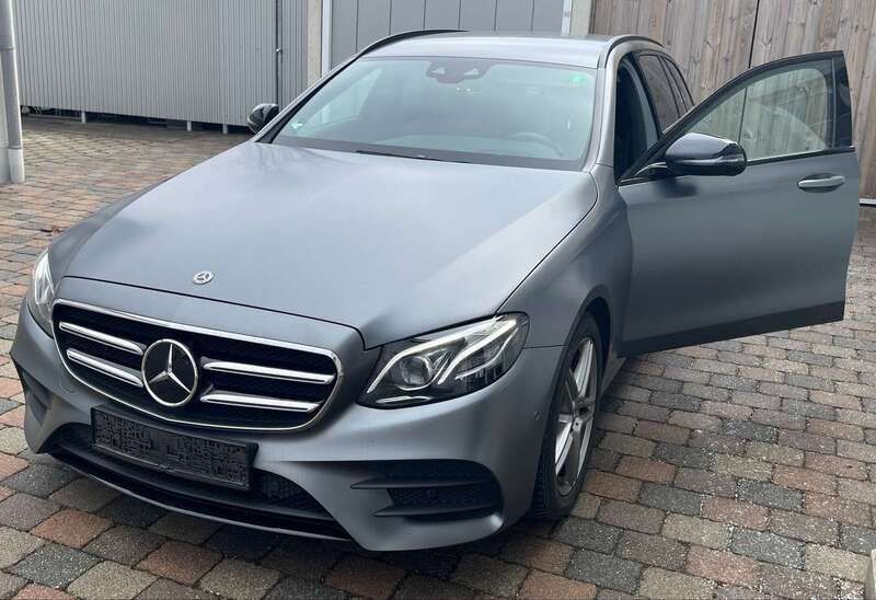 Grau Gebraucht 2020 Mercedes E220 AMG line Kombi | 30.999 € (Fairer Preis) - Bild 1/1