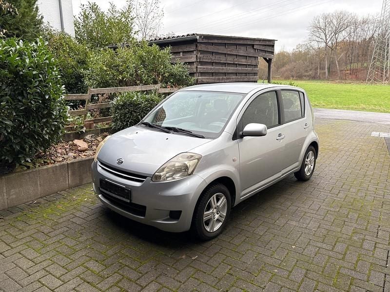 Silber Gebraucht 2009 Daihatsu Sirion Kleinwagen | 4.500 € (Fairer Preis) - Bild 1/4