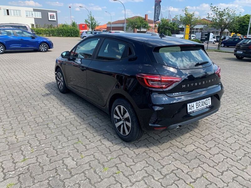 Gebraucht Mitsubishi Colt Basis 67 PS (49 kW) 2024 Schwarz Limousine