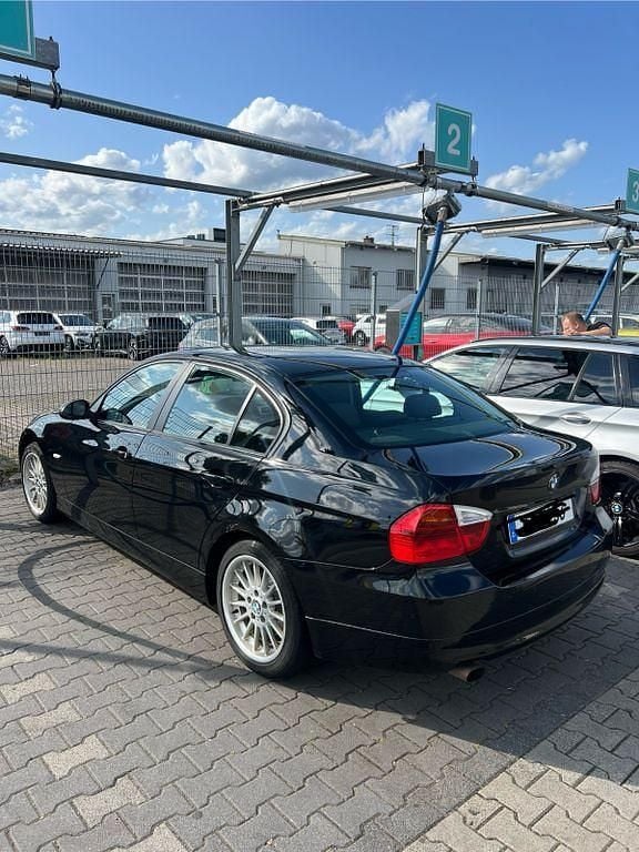 Schwarz Gebraucht 2007 BMW 318 Limousine | 4.700 € (Etwas zu teuer) - Bild 1/4