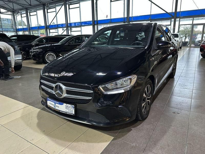 Schwarz nachtschwarz unilack (metallic) Gebraucht 2020 Mercedes 200 Limousine | 17.500 € (Guter Preis) - Bild 1/4