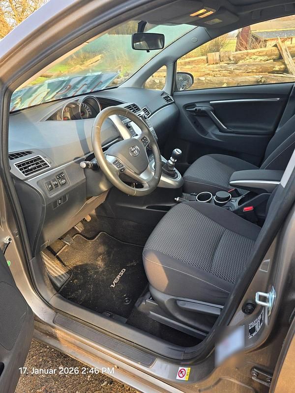 Gebraucht Toyota Verso Edition 111 PS (81 kW) 2015 Grau Van / Kleinbus