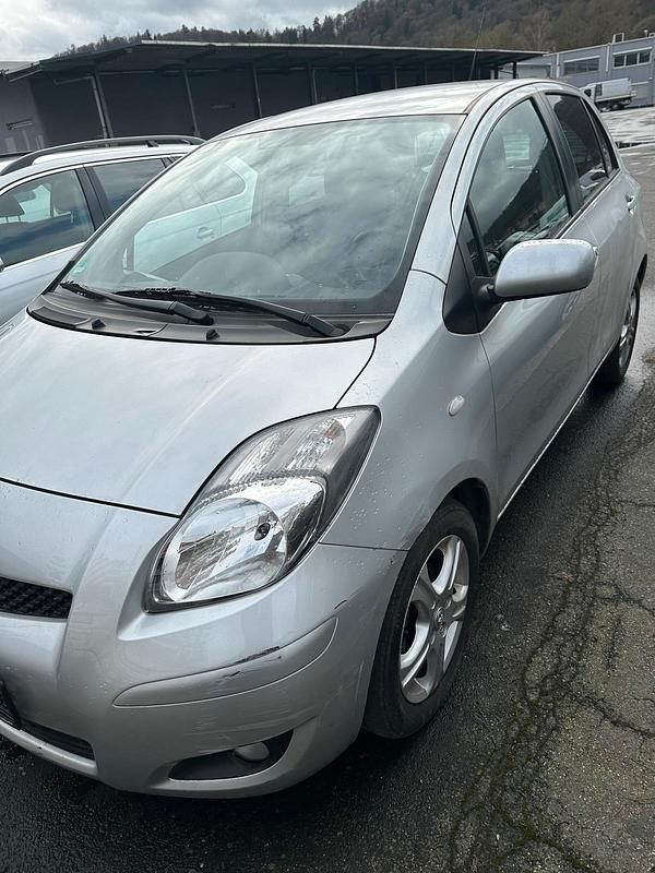 Gebraucht Toyota Yaris 99 PS (72 kW) 2011 Grau Kleinwagen