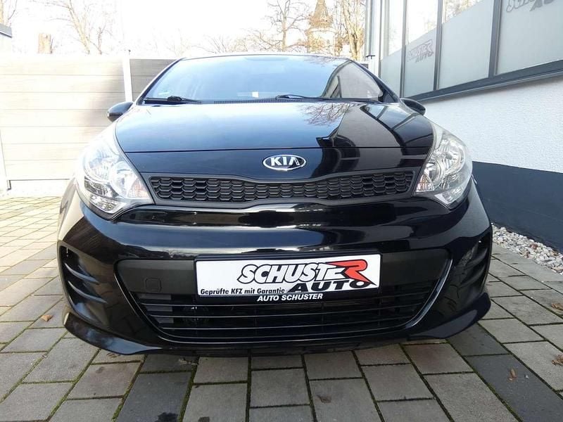 Auroraschwarz met. Gebraucht 2016 Kia Rio Kleinwagen | 6.499 € (Fairer Preis) - Bild 1/4