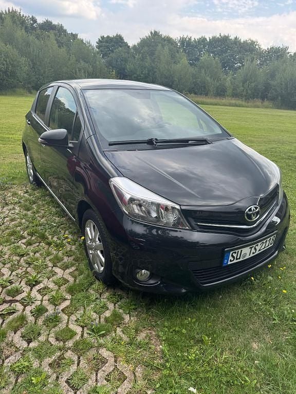Schwarz Gebraucht 2013 Toyota Yaris Cool Limousine | 6.666 € (Fairer Preis) - Bild 1/4