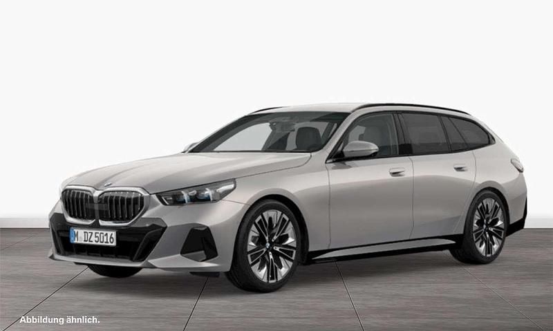 Oxidgrau Gebraucht 2024 BMW 520 M Sport Kombi | 51.950 € (Fairer Preis) - Bild 1/3